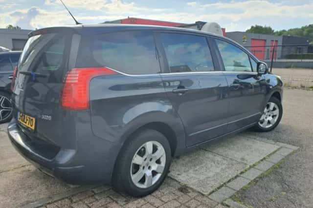 Peugeot 5008 (2013) thumbnail 3