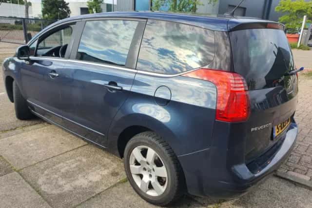 Peugeot 5008 (2013) thumbnail 4