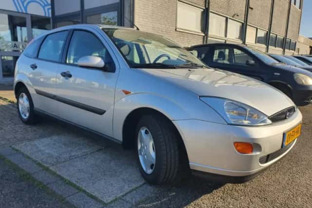 Ford Focus (2000) thumbnail 2