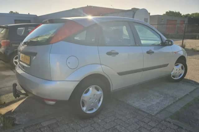 Ford Focus (2000) thumbnail 3