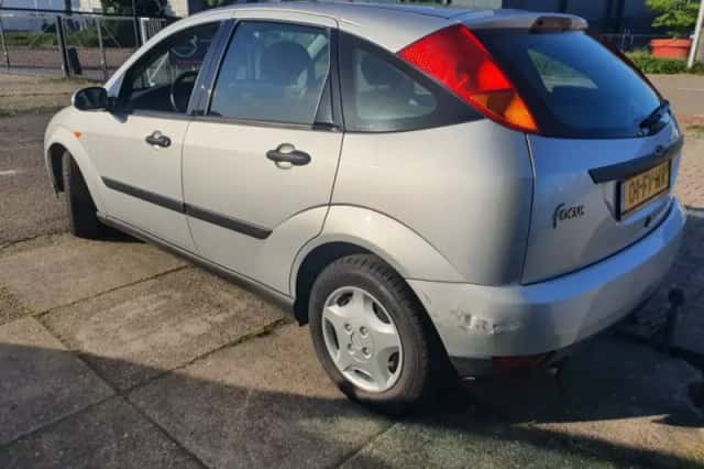 Ford Focus (2000) thumbnail 4