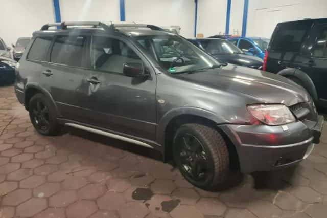 Mitsubishi Outlander (2006) thumbnail 2
