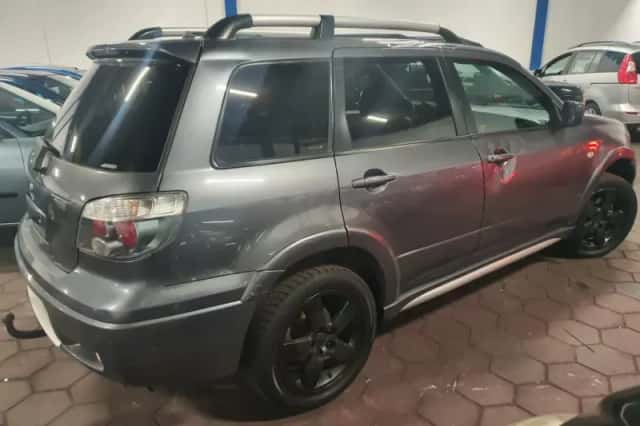 Mitsubishi Outlander (2006) thumbnail 3
