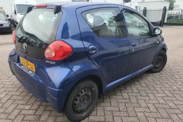 Toyota Aygo (2008) thumbnail 3