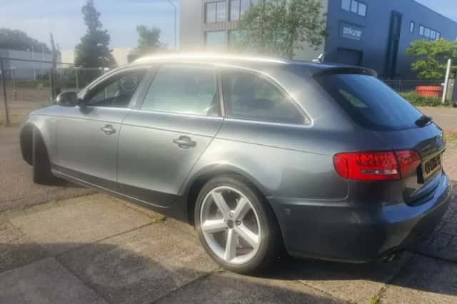 Audi A4 (2010) thumbnail 4
