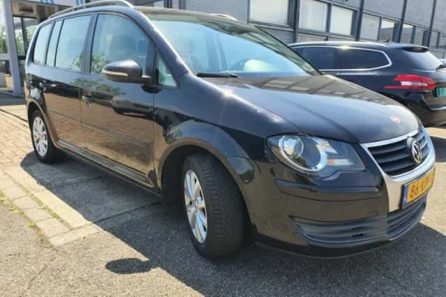 Volkswagen Touran (2010) thumbnail 2