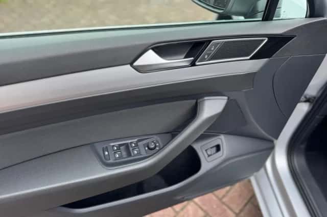 Volkswagen Passat (2015) thumbnail 21