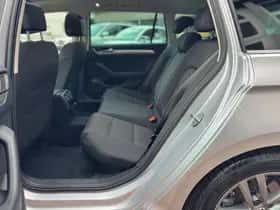 Volkswagen Passat (2015) thumbnail 25