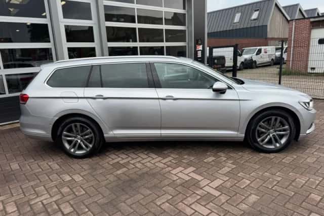Volkswagen Passat (2015) thumbnail 4