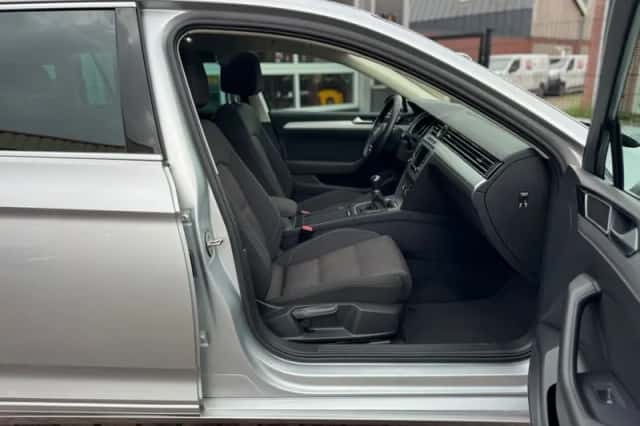 Volkswagen Passat (2015) thumbnail 37