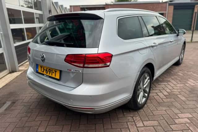 Volkswagen Passat (2015) thumbnail 5