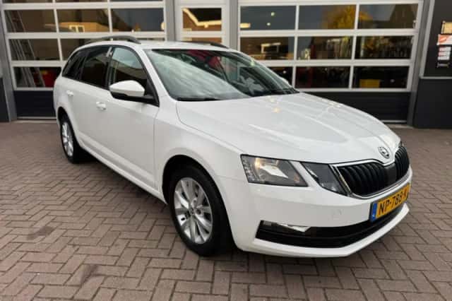 Škoda Octavia (2017) thumbnail 2