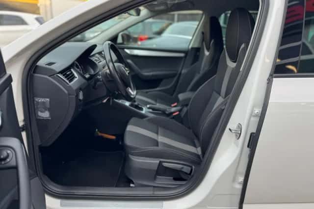 Škoda Octavia (2017) thumbnail 11