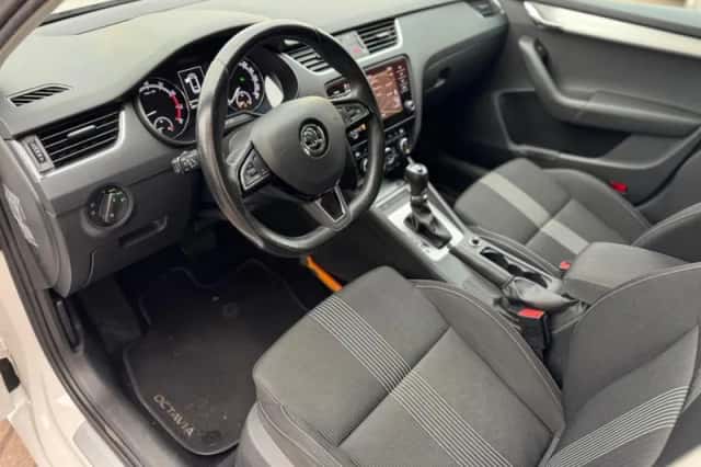Škoda Octavia (2017) thumbnail 12