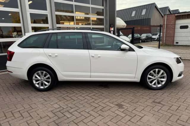 Škoda Octavia (2017) thumbnail 3