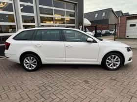 Škoda Octavia (2017) thumbnail 3