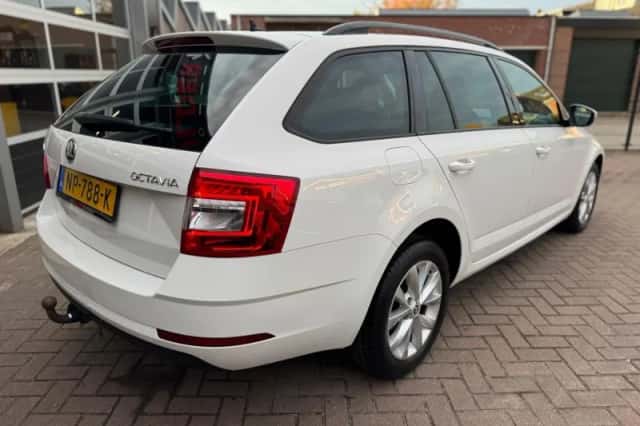 Škoda Octavia (2017) thumbnail 4