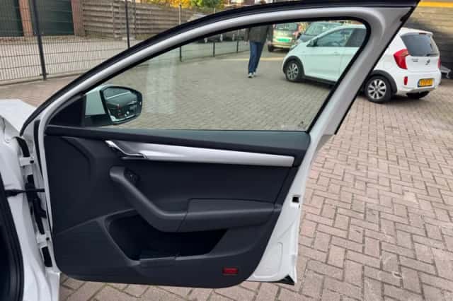 Škoda Octavia (2017) thumbnail 32