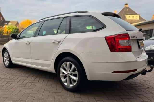 Škoda Octavia (2017) thumbnail 6