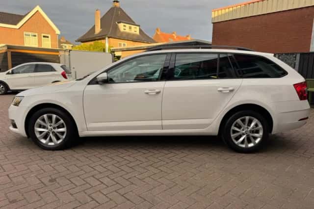 Škoda Octavia (2017) thumbnail 7
