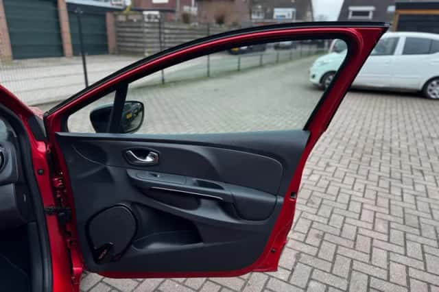 Renault Clio (2015) thumbnail 30