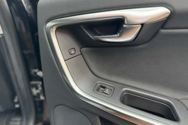 Volvo V60 (2014) thumbnail 29