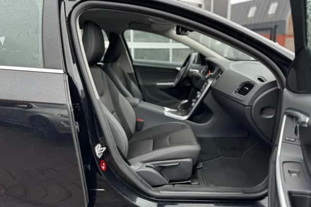 Volvo V60 (2014) thumbnail 32