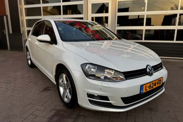 Volkswagen Golf (2013) thumbnail 2