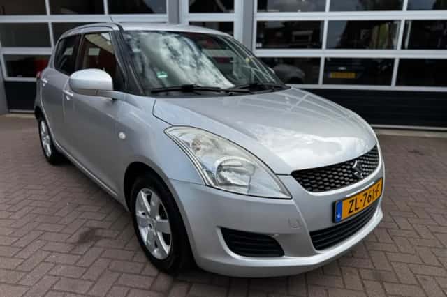 Suzuki Swift (2011) thumbnail 3