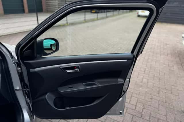 Suzuki Swift (2011) thumbnail 29