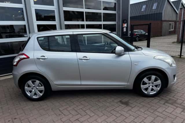 Suzuki Swift (2011) thumbnail 4