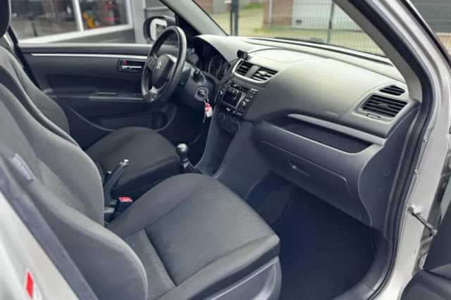 Suzuki Swift (2011) thumbnail 32