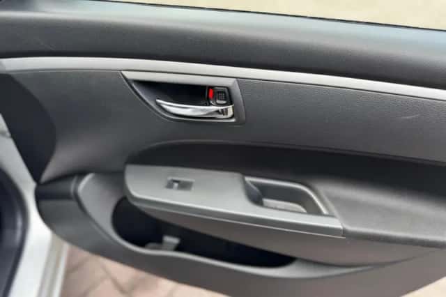 Suzuki Swift (2011) thumbnail 33