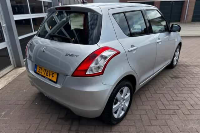 Suzuki Swift (2011) thumbnail 5