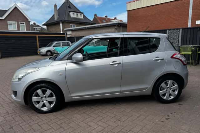 Suzuki Swift (2011) thumbnail 7