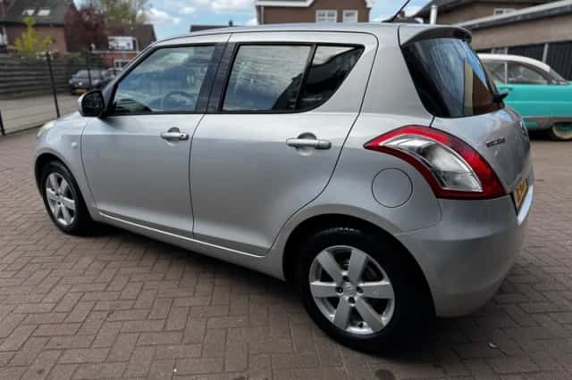 Suzuki Swift (2011) thumbnail 8