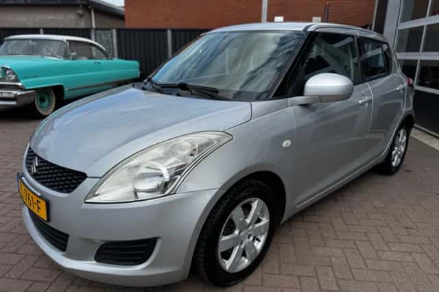 Suzuki Swift (2011) thumbnail 9