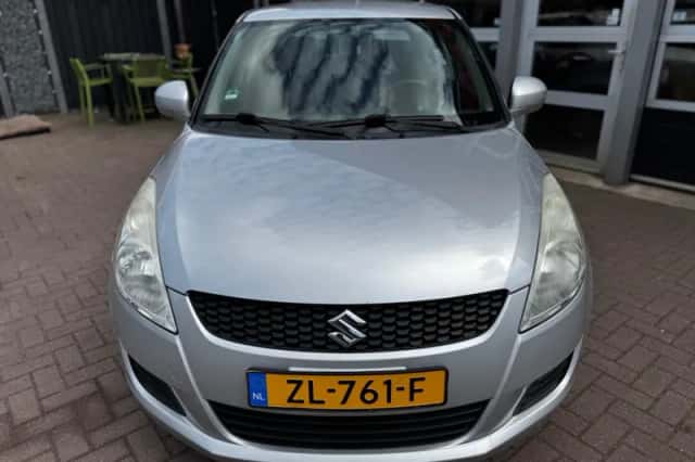 Suzuki Swift (2011) thumbnail 10