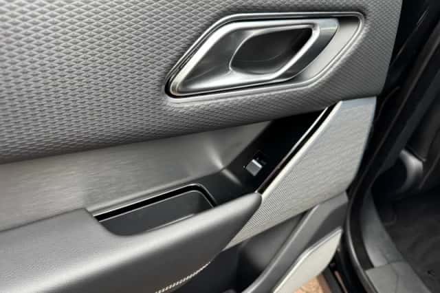 Land Rover Range Rover Velar (2017) thumbnail 32