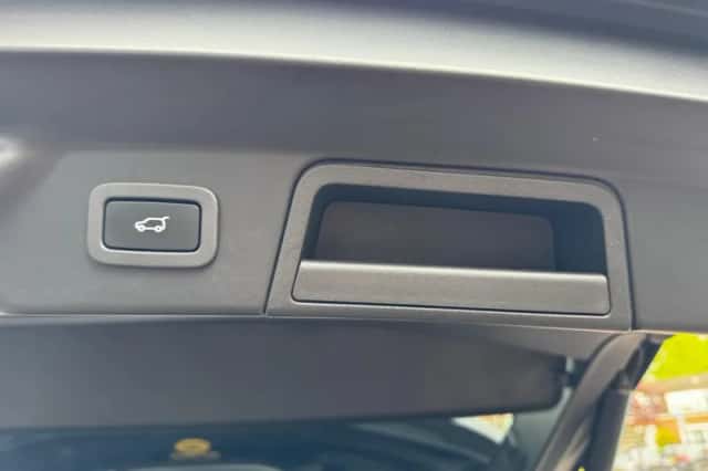 Land Rover Range Rover Velar (2017) thumbnail 37