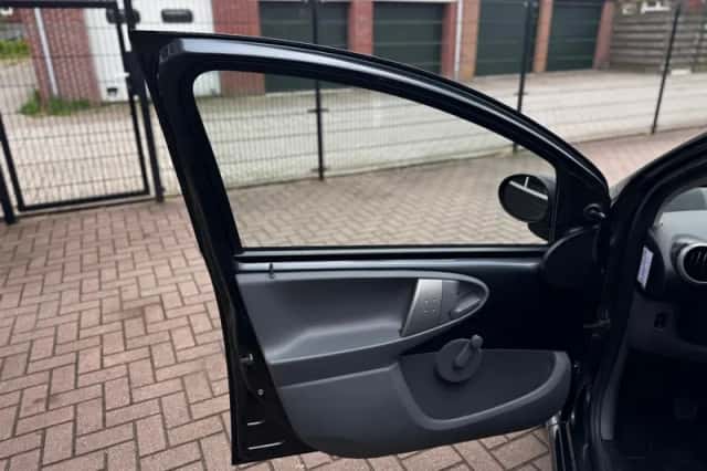 Toyota Aygo (2010) thumbnail 11