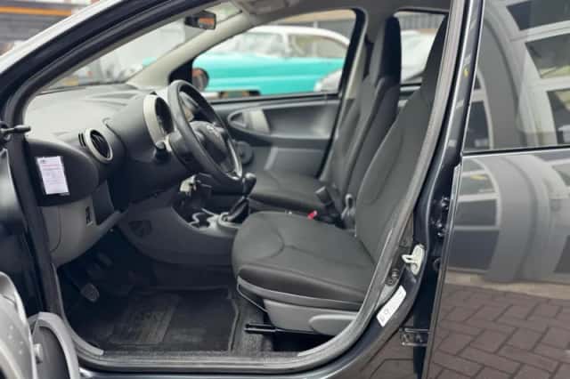 Toyota Aygo (2010) thumbnail 12