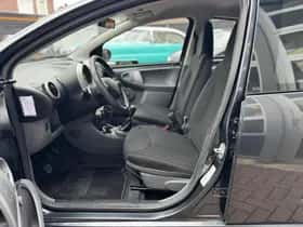 Toyota Aygo (2010) thumbnail 12