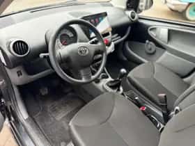 Toyota Aygo (2010) thumbnail 13
