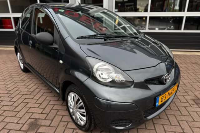 Toyota Aygo (2010) thumbnail 3