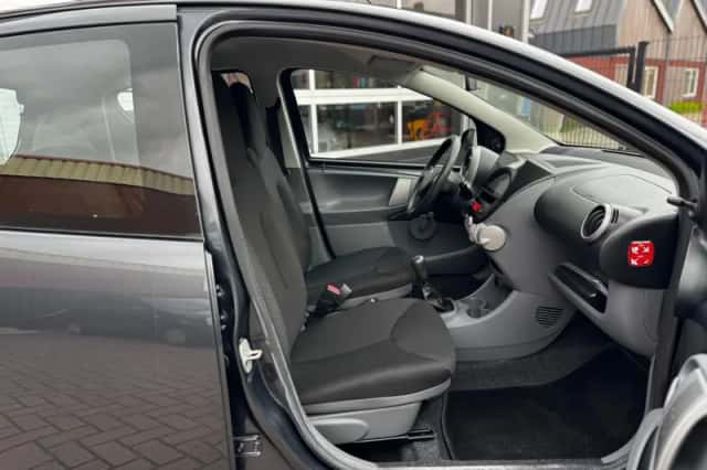 Toyota Aygo (2010) thumbnail 26