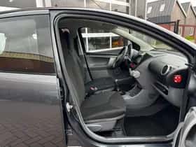 Toyota Aygo (2010) thumbnail 26