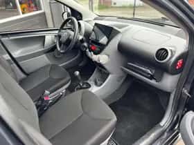 Toyota Aygo (2010) thumbnail 27