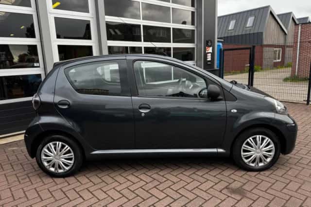 Toyota Aygo (2010) thumbnail 4