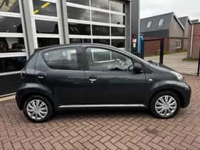 Toyota Aygo (2010) thumbnail 4
